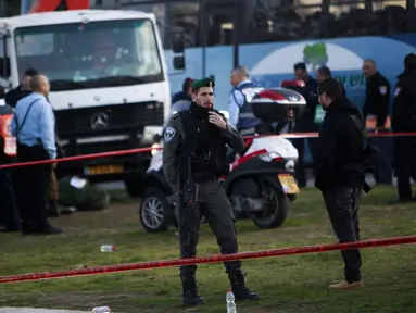 Petugas kepolisian melakukan penyelidikan di lokasi serangan truk yang menabrak sejumlah tentara Israel di sebuah tempat wisata di Yerusalem, Minggu (8/1). Akibatnya, empat orang dikabarkan tewas dan 15 di antaranya luka-luka. (AP Photo/Mahmoud Illean)