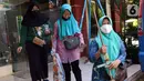 Petugas UPT Disperindagkop UKM Kota Tangerang membawa alat ukur timbangan saat sidak di Kecamatan Larangan, Kota Tangerang, Banten, Kamis (2/12/2021). Pengecekan dilakukan untuk memastikan alat ukur tersebut tidak ada kesalahan. (Liputan6.com/Angga Yuniar)