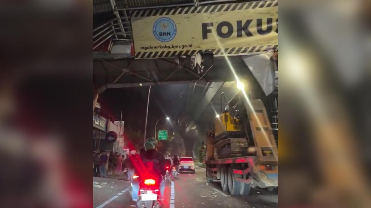 JPO Tendean Rusak Parah Tersangkut Muatan Alat Berat