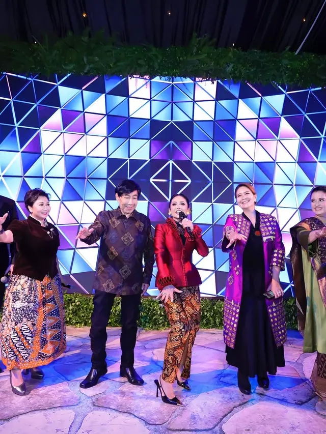 Model Kebaya Modern Bawahan Batik ala Kris Dayanti