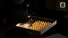 Pekerja tengah mengecek kue kering di industri rumahan Dea cake di Tangerang, Selasa (27/4/2021). Meskipun dimasa pandemi di saat ramadhan permintaan kue kering di tempat tersebut meningkat 100 persen dari pada tahun sebelumnya.  (Liputan6.com/Angga Yuniar)
