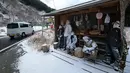 Sejumlah boneka dipajang di sebuah kios pinggir jalan di desa kecil Nagoro, Jepang, 16 Maret 2019. Boneka-boneka tersebut seukuran manusia dan terlihat ada di mana-mana. (KAZUHIRO NOGI/AFP)