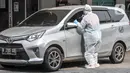Petugas kesehatan melakukan swab test PCR pada warga di Laboratoriun GSI Cilandak, Jakarta Selatan, Rabu (18/8/2021). Tarif tertinggi pemeriksaan RT-PCR untuk Jawa dan Bali kini menjadi Rp 495.000, sedangkan wilayah lainnya Rp 525.000. (merdeka.com/Iqbal S. Nugroho)