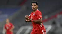 Gelandang Bayern Munchen, Serge Gnabry, merayakan gol yang dicetaknya ke gawang Schalke pada laga Liga Jerman di Allianz Arena, Sabtu (19/9/2020) dini hari WIB. Bayern Munchen menang 8-0 atas Schalke. (AFP/Christof Stache)