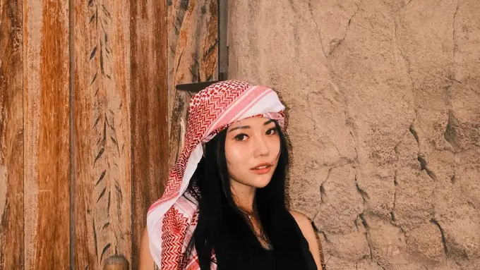 Layover 21 Jam di Dubai, Gaya Adventure Wendy Walters Curi Perhatian di Tengah Situasi Mencekam