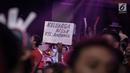 Pendukung finalis menyemarakan D'Academy 4 di Studio Indosiar, Jakarta, Jumat (19/5). (Liputan6.com/Faizal Fanani)