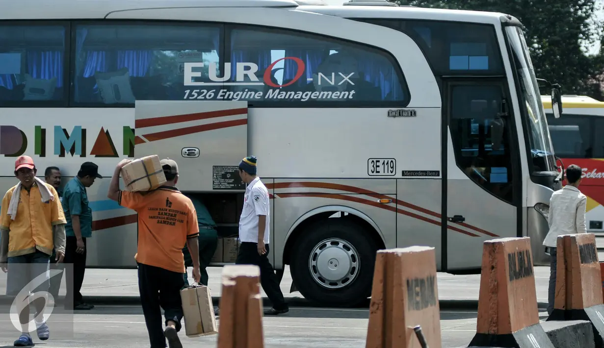 Jasa pengangkut barang membawakan barang-barang pemudik menUju bus AKAP di Terminal Kampung Rambutan, Jakarta, Jumat (24/6). Sejumlah pemudik memilih pulang lebih awal untuk menghindari kemacetan dan harga tiket yang tinggi. (Liputan6.com/Yoppy Renato)