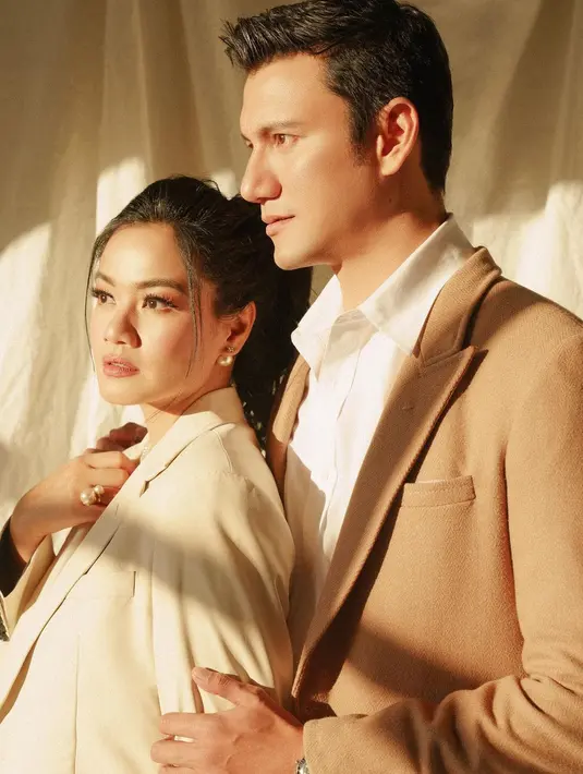 Sama seperti pasangan lainnya, pasangan artis yang mulai pacaran tahun 1999 ini juga sering jalani pemotretan bareng. Kenakan jas warna cokelat muda, Tian dan Titi makin selaras. Berpose dengan tidak menghadap ke kamera, sahabat Ussy Sulistiawaty dan Andhika Pratama ini kian memesona. (Liputan6.com/IG/@titi_kamall)
