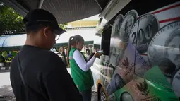 Jelang Lebaran 2026, Warga Antre Tukar Uang Baru di Kas Keliling Bank Indonesia