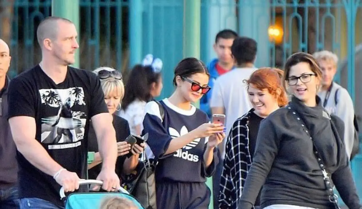 Meski demikian tak terlihat keberadaan Justin Bieber di dekatnya saat berada di Disneyland. (Twitter)