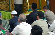 Kombes Jeki Bagi Sembako & Ajak Jemaah Masjid Jaga Kondusifitas Pemilu