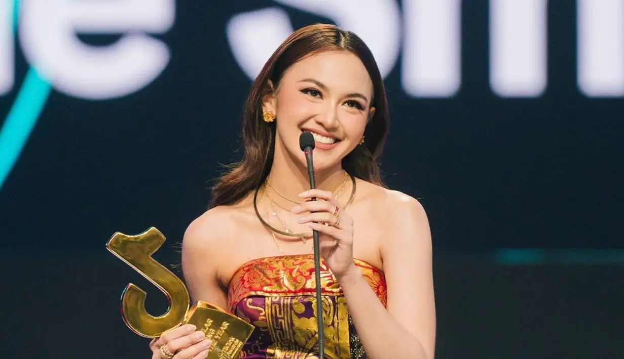 Pesona cantik Mahalini didukung dengan rambut curvy yang terurai dan makeup yang flawless. Ia pun kenakan kalung emas bulat yang simple [@mahaliniraharja]