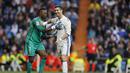 Ekpresi Bintang Real Madrid, Cristiano Ronaldo bersama kiper Malaga, Carlos Kameni pada lanjutan La Liga di Santiago Bernabeu stadium, Madrid, Sabtu (21/1/2017). Madrid menang 2-1. (AP/Francisco Seco)