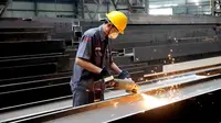 Pekerja di pabrik baja PT Gunung Raja Paksi Tbk. Perusahaan memastikan dukungan pada rencana pemerintah membangun Ibu Kota Negara (IKN) baru Nusantara di Kalimantan.
