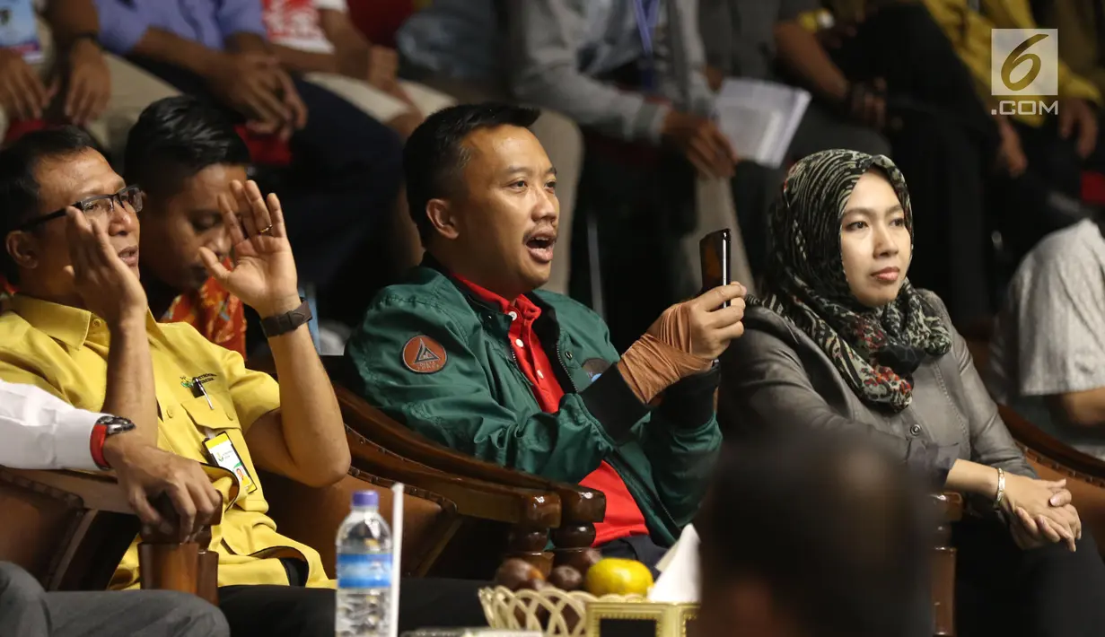 Menpora Imam Nahrawi (tengah) saat menyaksikan laga Indonesia melawan Qatar di Kejuaraan Voli Asia 2017 di GOR Tri Dharma, Gresik, Rabu (26/7). Indonesia unggul 3-2 (24-26, 14-25, 25-20, 25-21, 15-11). (Liputan6.com/Helmi Fithriansyah)