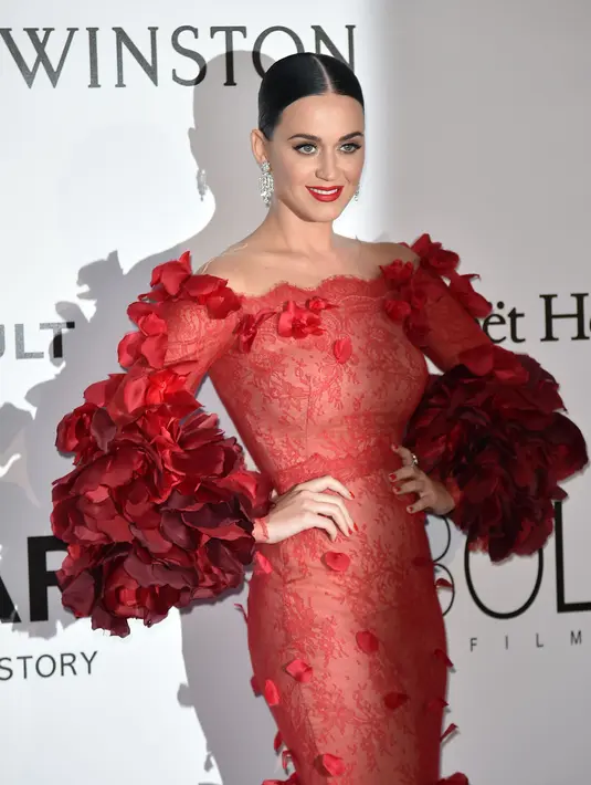 Dalam foto tersebut, Katy menuliskan caption yang bertuliskan "I know it's a little cheeky, butt... Cycling in The ile de re, France,". (AFP/Bintang.com)