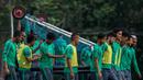 Nuansa kekeluargaan antar pemain memang tercipta saat latihan Timnas Indonesia di Lapangan SPH Sentul, Jawa Barat, Kamis (1/12/2016). (Bola.com/Vitalis Yogi Trisna)