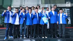 Sejumlah caleg terpilih PAN foto bersama saat mendatangi Gedung KPK, Jakarta, Rabu (29/5/2019). Kedatangan mereka dalam rangka menyerahkan Laporan Harta Kekayaan Pejabat Negara (LHKPN). (Liputan6.com/HO/Soni)