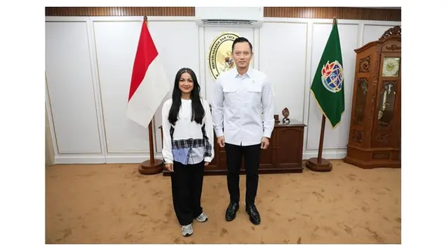 Dibantu Agus Yudhoyono, Ini 6 Potret Nirina Zubir Terima Sertifikat Tanah Ibunda