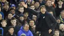 Ekspresi pelatih Chelsea,  Antonio Conte  memberikan instruksi kepada pemainnya saat melawan Hull City pada lanjutan Premier League di Stamford Bridge stadium, London, (22/1/2017). Chelsea menang 2-0.  (AP/Frank Augstein)