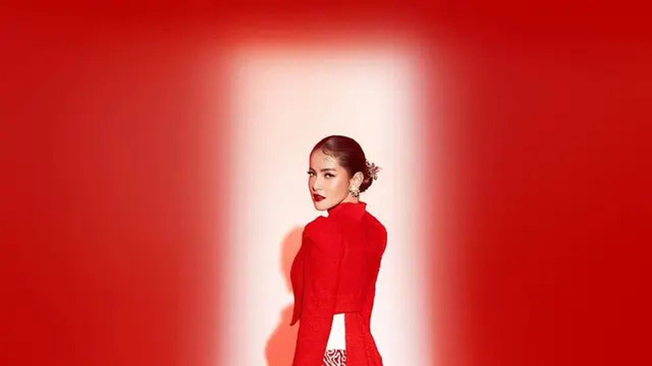 Gaya Olla Ramlan dengan Kebaya Ekor Panjang Nuansa Merah Putih Peringati HUT RI ke-80