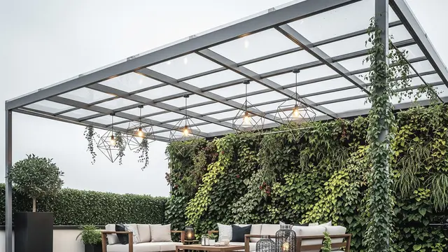Desain Kanopi Teras dengan Vertical Garden untuk Usaha/Gemini AI