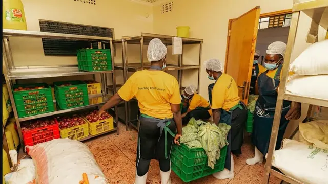 Proses pembuatan makanan dalam rangka Africa Day