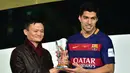 Luis Suarez berhak mendapatkan trofi Bola Emas setelah terpilih sebagai pemain terbaik Piala Dunia Antarklub 2015.  (AFP/Yoshikazu Tsuno)