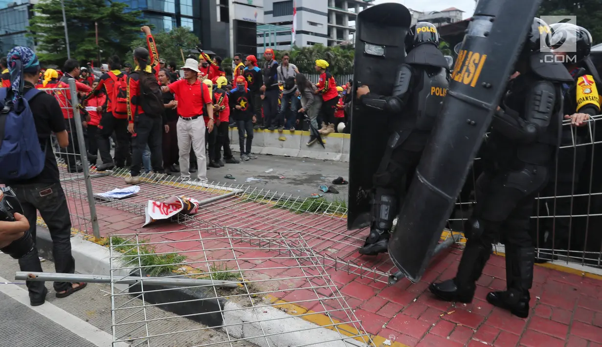 Kondisi pagar besi di pelican crossing Tosari yang roboh dan rusak saat peringatan Hari Buruh 2019 di Jalan Jenderal Sudirman dekat Bundaran HI, Jakarta, Rabu (1/5/2019). Pagar roboh terimbas aksi dorong buruh dan polisi yang menahan agar massa tidak menuju Bundaran HI. (Liputan6.com/Johan Tallo)