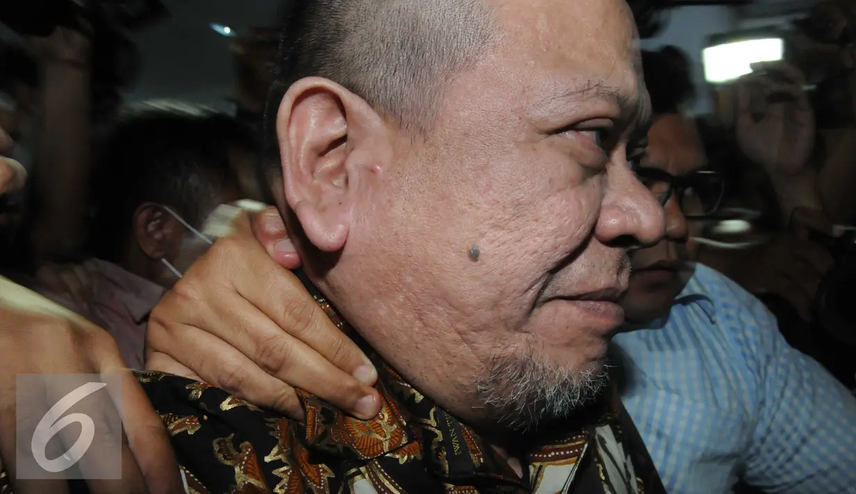 La Nyalla sebelumnya tiba di Bandara Soekarno Hatta pukul 18.30 WIB, Selasa (31/5/2016).  Dia dibawa petugas Imigrasi karena izin tinggalnya di Singapura telah dicabut. (Liputan6.com/Helmi Afandi)
