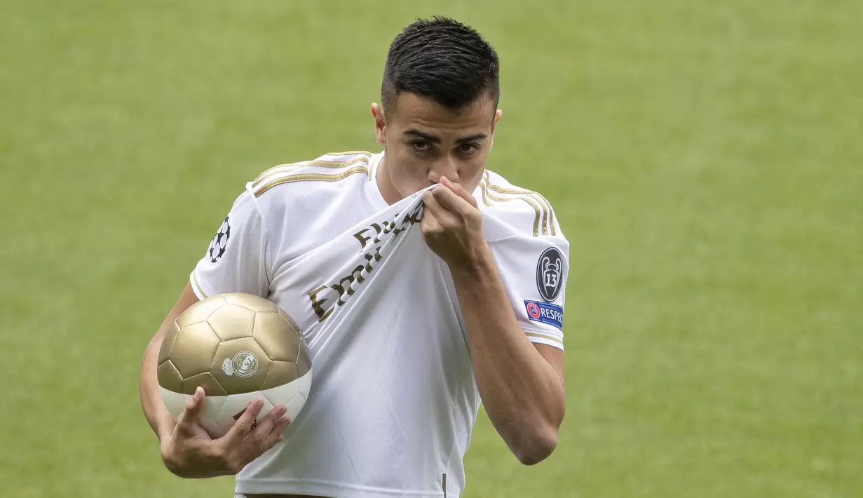 Gelandang baru Real Madrid, Reinier Jesus mencium jersey klub barunya saat presentasi dirinya di stadion Santiago Bernabeu di Madrid, Spanyol, Selasa, (18/2/2020). Reinier yang berusia 18 tahun akan dimasukkan ke tim Real Madrid Castilla. (AP Photo/Paul White)
