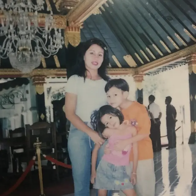 6 Potret Masa Kecil Shenina Cinnamon,