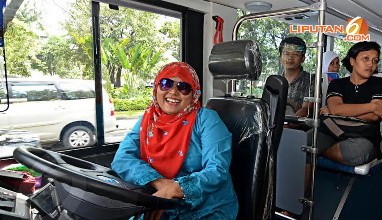  Saat ditemui di Jalan Merdeka Barat, Jakarta Pusat, pramudi ini tampak tersenyum bangga menjadi wanita Indonesia (Liputan6.com/Johan Tallo) 