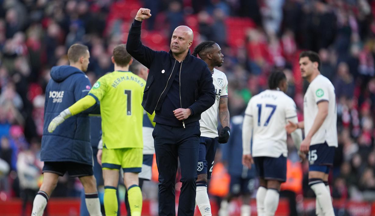 Skuad asuhan Arne Slot menempati posisi kelima dengan koleksi 48 poin, atau terpaut tiga poin dari Chelsea yang belum memankan laga pekan ke-28. (AP Photo/Jon Super)