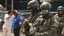 Angkatan bersenjata mengatakan bahwa tentara dan polisi memasuki penjara pada Selasa pagi untuk memulihkan ketertiban dan mencari senjata, amunisi, bahan peledak, dan barang-barang ilegal lainnya yang digunakan dalam pertempuran yang sedang berlangsung. (AP Photo/Cesar Munoz)