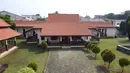Foto udara memperlihatkan rumah berarsitektur betawi di Taman Benyamin Suaeb, Jakarta, Selasa (23/6/2020). Taman Benyamin Suaeb menyimpan sejumlah koleksi asli milik seniman betawi, Benyamin Suaeb dan beberapa replika rumah bergaya betawi. (Liputan6.com/Helmi Fithriansyah)