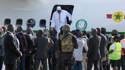 Presiden baru Gambia, Adama Barrow turun dari pesawat setibanya di bandara Banjul, Gambia, Kamis (26/1). Barrow akhirnya pulang ke negaranya untuk melanjutkan kekuasaan setelah pemimpin sebelumnya, Yahya Jammeh, pergi. (AP Photo/Jerome Delay)