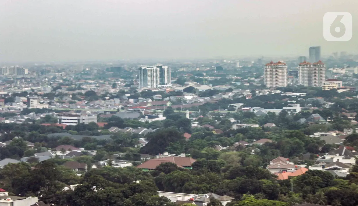 Pemandangan gedung bertingkat dan permukiman warga di antara perpohonan Jakarta, Kamis (13/2/2020). Wahana Lingkungan Hidup (Walhi) menyebut Ruang Terbuka Hijau (RTH) di Jakarta tidak cukup untuk menggerus polusi udara. (Liputan6.com/Faizal Fanani)