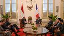 Presiden Indonesia, Prabowo Subianto (kanan hadap lensa) saat menerima perwakilan khusus Menteri Eropa dan Luar Negeri Prancis untuk hubungan ekonomi dengan negara-negara ASEAN, Francois Corbin di Istana Kepresidenan Republik Indonesia, Jakarta pada Senin 21 Oktober 2024. (BAY ISMOYO/POOL/AFP)