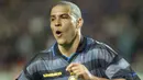 1. Ronaldo - Inter Milan mendatangkan bomber asal Brasil ini dari Barcelona pada tahun 1997. Peraih gelar FIFA World Player of the Year tahun 1996, 1997 dan 2002 itu mencetak 49 gol dalam 68 laga. (AFP/Electronic Image)