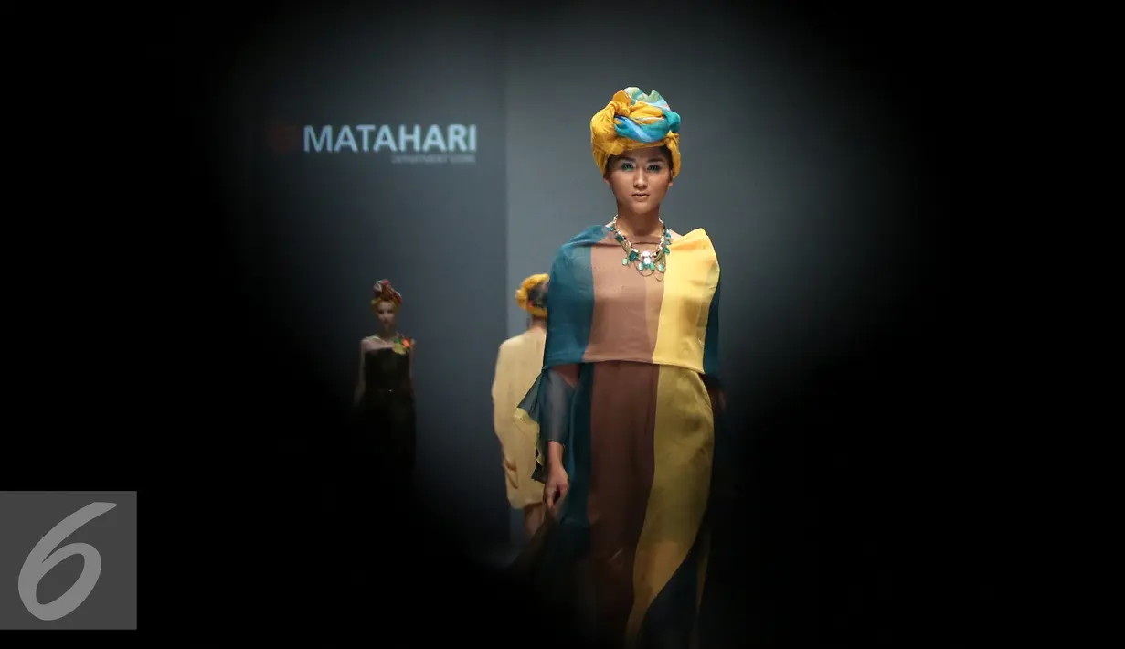 Model membawakan busana rancangan matahari department store di Jakarta Fashion Week (JFW) 2016, Senayan City, Jakarta (27/10). Matahari melayani pecinta mode tanah air melalui lebih dari 140 gerai di 66 kota di Indonesia. (Liputan6.com/Herman Zakharia)