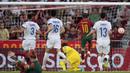 Gelandang Timnas Portugal, Bernardo Silva (kedua kanan) mencetak gol pertama ke gawang Bosnia Herzegovina pada laga Grup J Kualifikasi Euro 2024 di Luz Stadium, Lisbon, Portugal, Minggu (18/6/2023) dini hari WIB. (AP Photo/Armando Franca)
