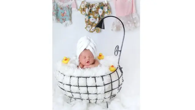 Pose menggemaskan baby Z di atas bathub, lengkap dengan handuk dan bebek yang menemaninya.