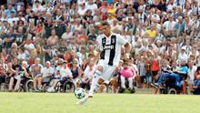 Cristiano Ronaldo berusaha mengontrol bola saat pertandingan persahabatan antara Juventus A dan tim B di Villar Perosa, Italia utara, (12/8). Pertandingan dimenangkan tim utama Juventus dengan skor 5-0. (AP Photo/Antonio Calanni)