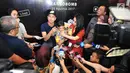 Artis Raffi Ahmad bersama sang istri Nagita Slavina memberikan keterangan kepada awak media saat pembukaan bisnis barunya, Jakarta, Jumat (25/8). (Liputan6.com/Helmi Afandi)