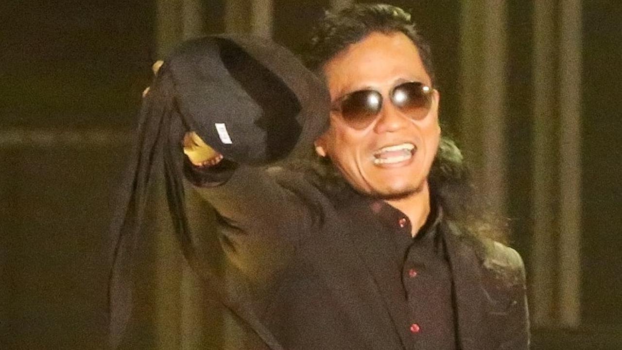 Gus Miftah saat melelang  Blangkon