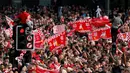 Suporter menyambut kedatangan pemain Liverpool saat parade juara Liga Champions di Liverpool, Inggris (2/6/2019). Ribuan suporter tumpah ruah di jalanan merayakan kemenangan tim kesayangannya meraih piala Liga Champions usai mengalahkan Tottenham di final dengan skor 2-0. (Richard Sellers/PA via AP)