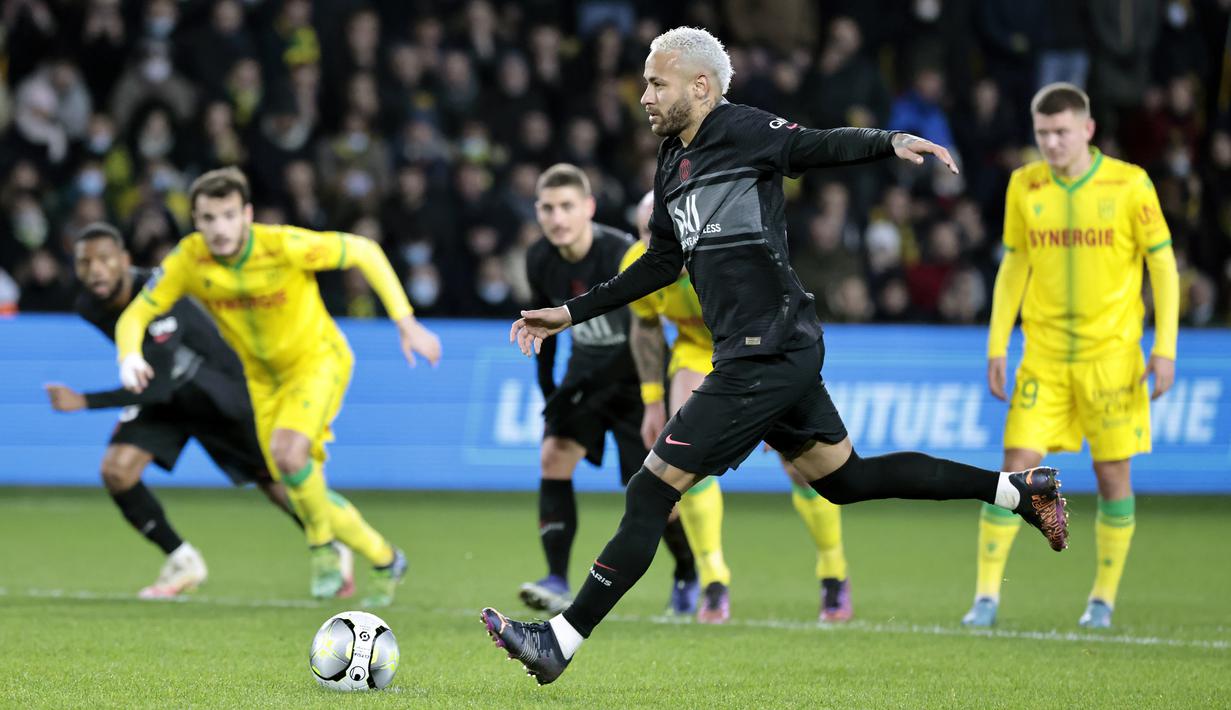 Sayang, eksekusi yang dilakukan Neymar sepakannya masih terlalu lemah hingga dengan mudah mampu dipatahkan kiper Nantes, Alban Lafont. (AP/Jeremias Gonzalez)