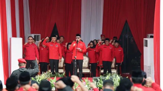Sekjen PDIP Hasto Kristiyanto dalam amanatnya saat memimpin Upacara Pengibaran Bendera Merah Putih dalam rangka Hari Lahir Pancasila, Senin (1/6/2026).