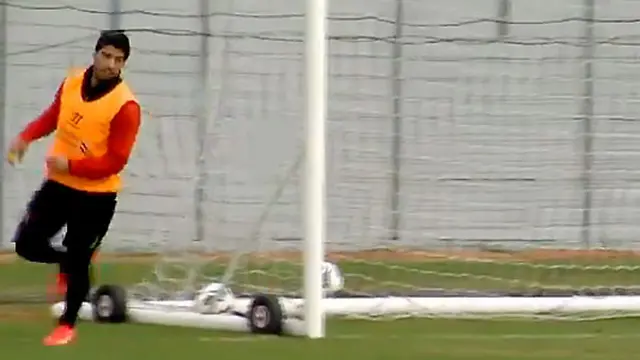 Luis Suarez Jadi Kiper